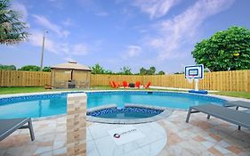Home In West Palm Beach With Pool And Pool Table!